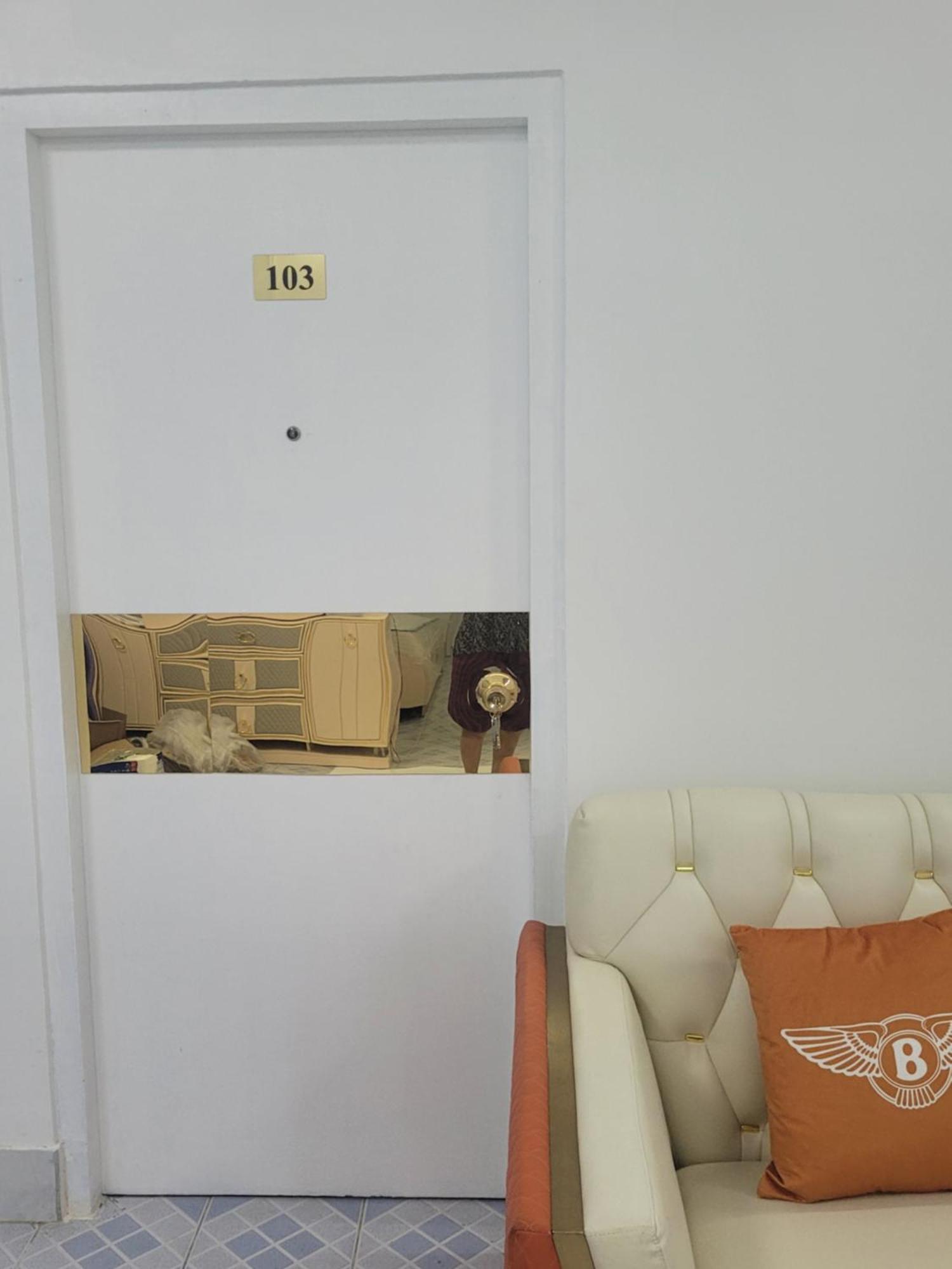 Ontrack Travel Transit Hotel Male Exterior foto