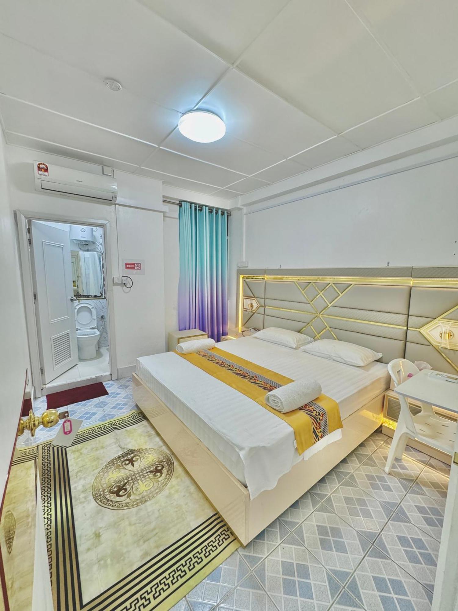 Ontrack Travel Transit Hotel Male Exterior foto