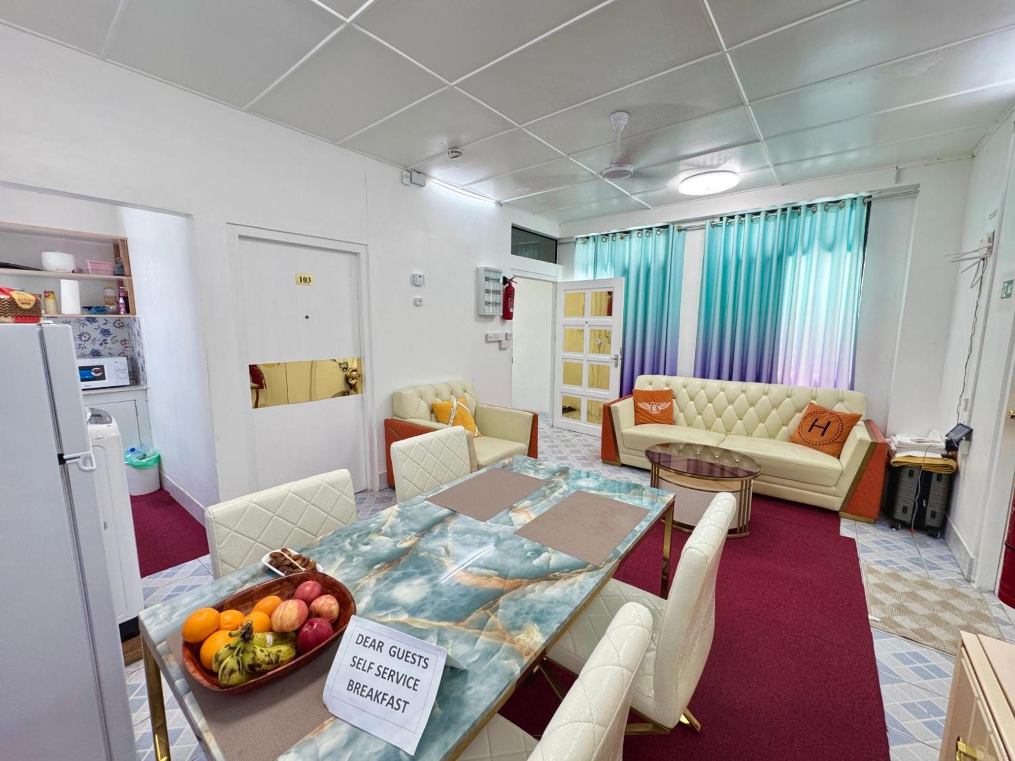 Ontrack Travel Transit Hotel Male Exterior foto